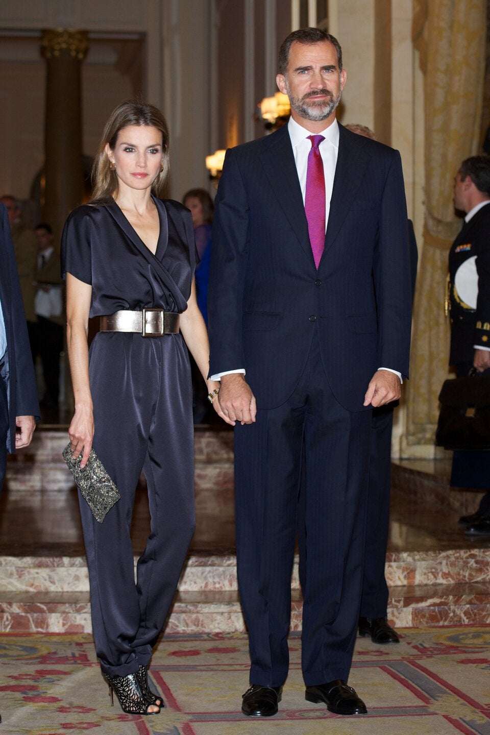 Letizia berührt Felipe nur noch mit den Fingerspitzen: Experte analysiert Körpersprache