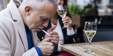 Laut Studie: Ab diesem Alter sollten Sie nicht mehr rauchen & trinken!