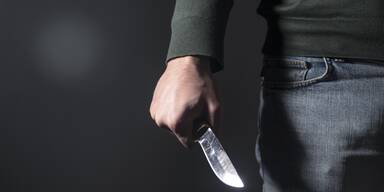 Eifersuchtsdrama: Mann sticht mit Messer auf Neuen der Ex ein