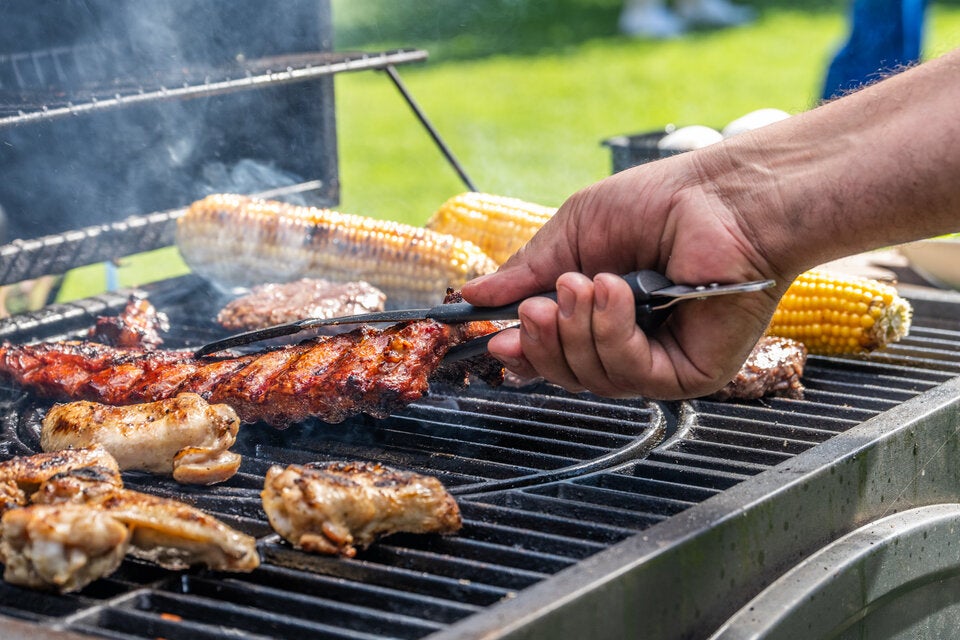 Grill-Hack: Mit diesem Trick bleibt kein Fleisch mehr am Rost kleben