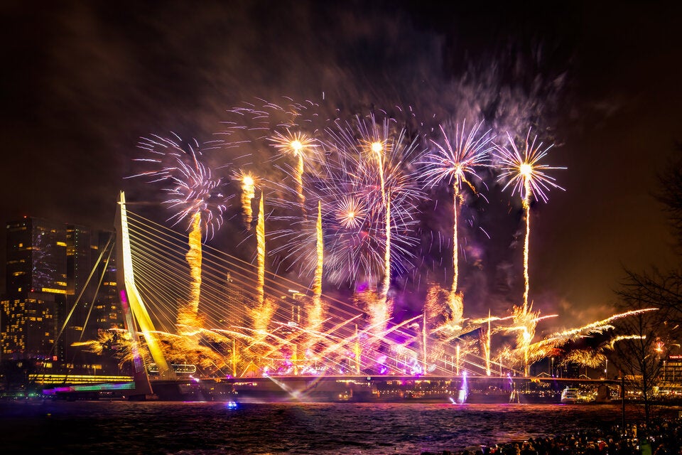 Rotterdam. Feuerwerk der Moderne – spektakuläres Lichterspiel bei der Erasmusbrücke.