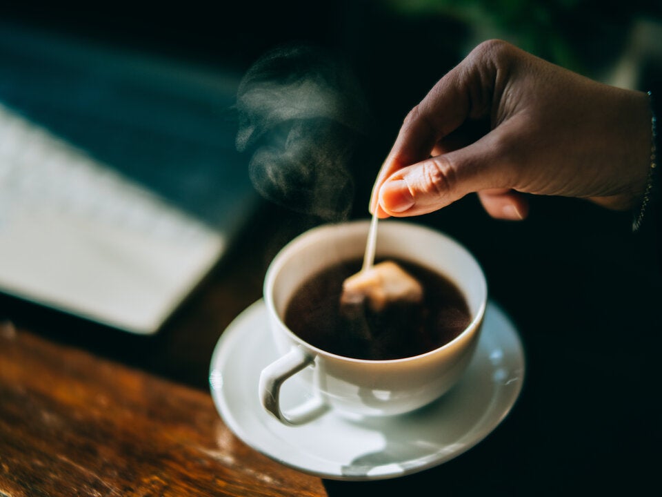 Achtung: Dieser häufige Teefehler erhöht Ihr Krebsrisiko