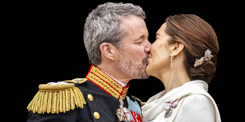 König Frederik gab seiner Frau beim Thronwechsel einen innigen Kuss. 
