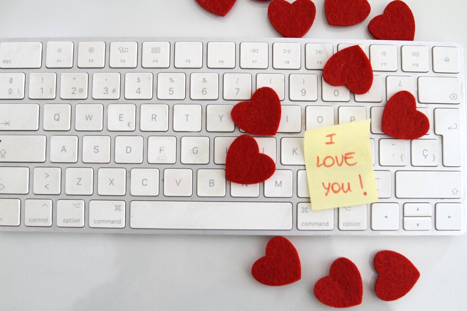 Liebe im Job ist keine Seltenheit. Wie man damit umgeht, verrät die Expertin.