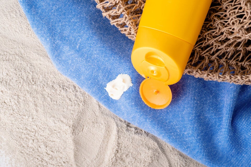 Sonnencreme-Flecken auf Kleidung entfernen: Diese Hausmittel helfen