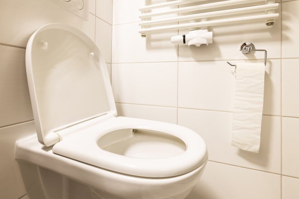 Warum Sie vor dem Urlaub Kaffeesatz in die Toilette kippen sollten