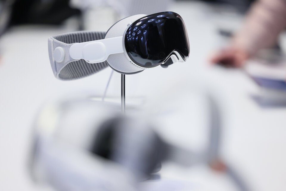 Die Vision Pro bleibt teuer: Rund 4.000 Euro für das aktuelle Modell. 