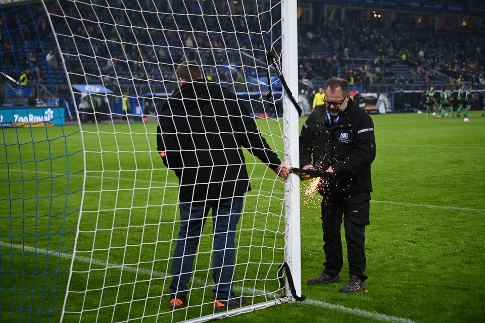 Schlösser und Banner: HSV gegen 96 wegen Protesten vor Abbruch