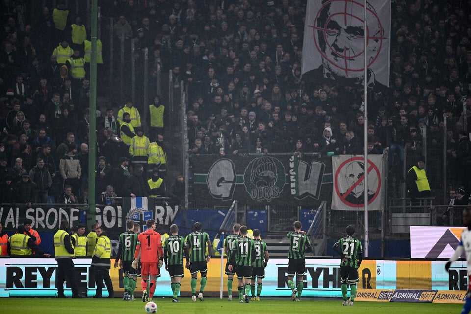 Schlösser und Banner: HSV gegen 96 wegen Protesten vor Abbruch
