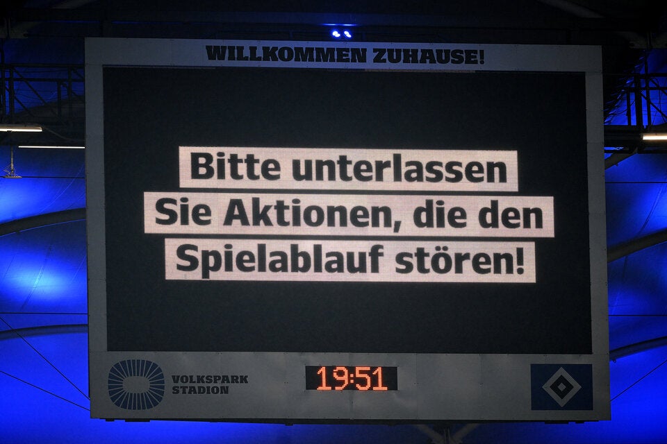 Schlösser und Banner: HSV gegen 96 wegen Protesten vor Abbruch