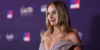 Margot Robbie wird in Glamour-Robe mit Mega-Dekolleté zum Blickfang