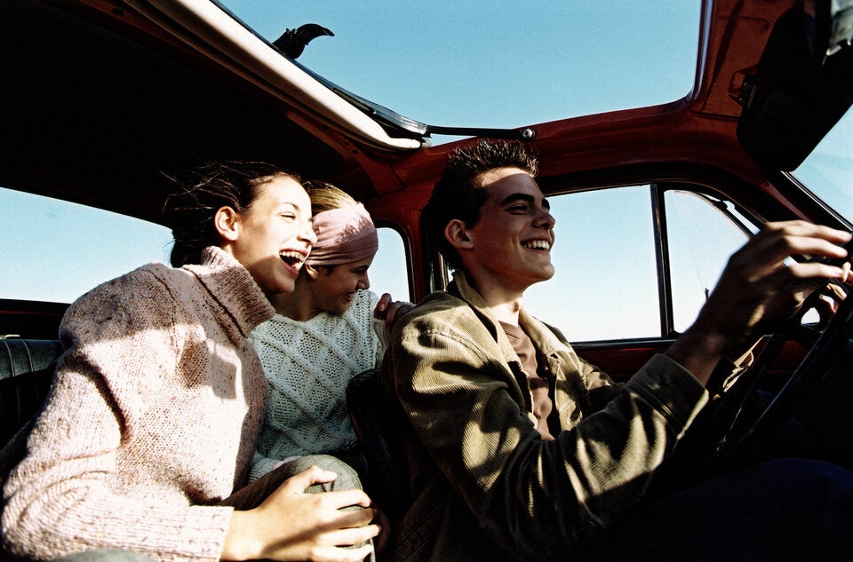 Gen Y (25 bis 45-jährige) gibt Gas und fährt gerne schneller als erlaubt. Darüber hinaus gewinnt das Auto auch für jüngere Menschen wieder an Bedeutung - es steht für Unabhängigkeit und Freiheit.