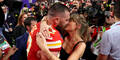 Kuss für den Sieger beim Super Bowl: Taylor Swift bejubelte ihren Freund Travis Kelce und die Welt sah zu.
