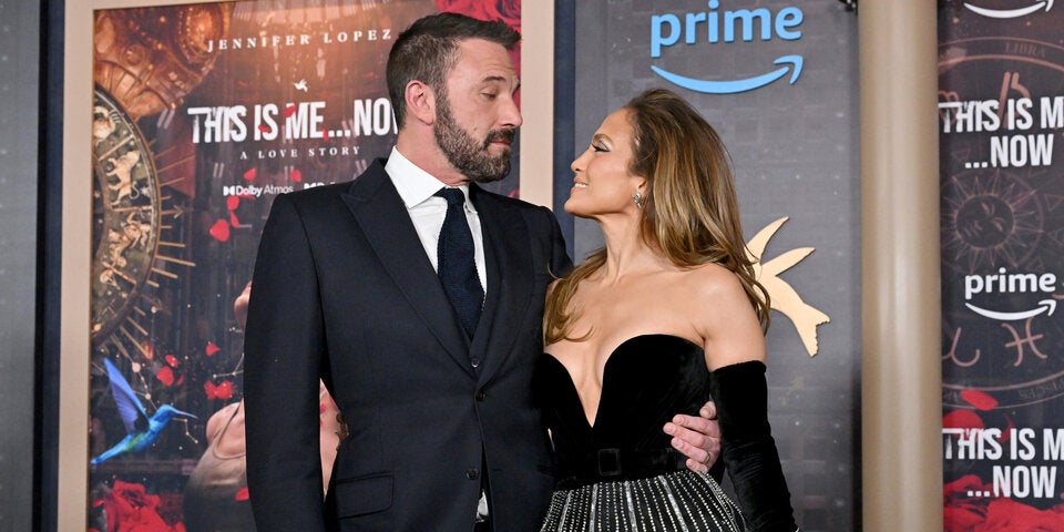 Im Sternzeichenkleid lässt Jennifer Lopez tief blicken