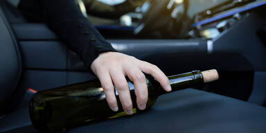 Betrunkene Frau am Steuer Auto