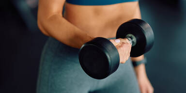 Kraft kommt nur aus großen Muskeln. –  Falsch, auch Nervensystem & Technik spielen eine Rolle!