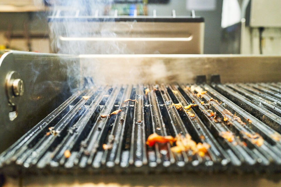 Nie wieder schrubben: So reinigen Sie Ihren Grillrost blitzschnell