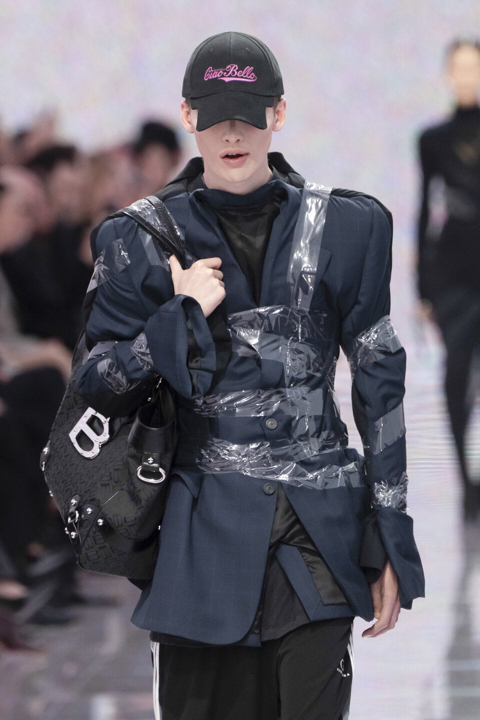 Für die Balenciaga Herbst/Winter-Kollektion wurden zahlreiche Kleidungsstücke mit Klebeband verziert.