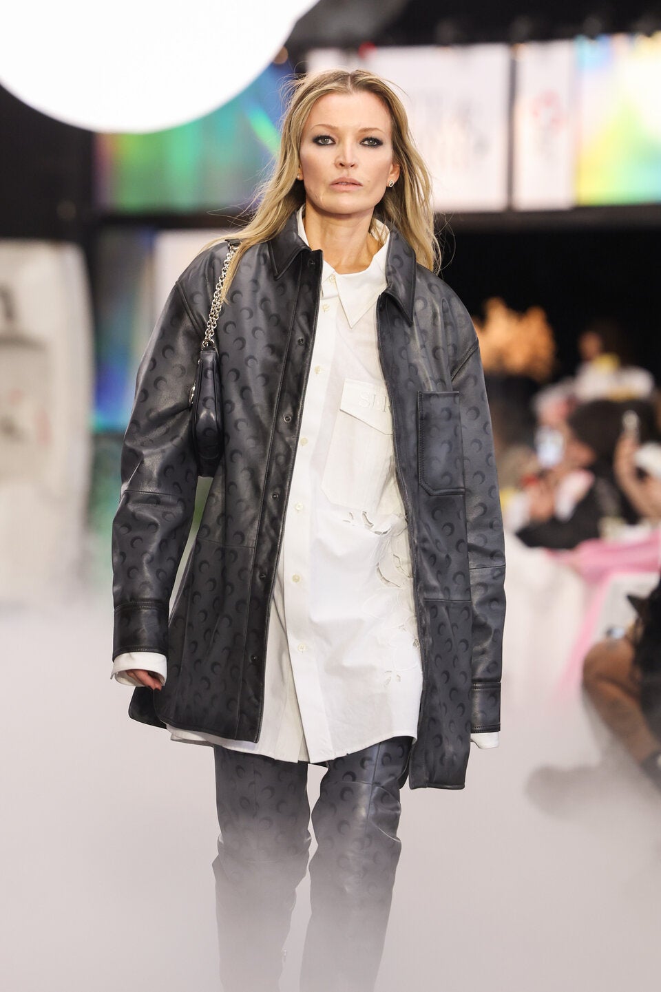 Kate Moss? Nein! Es ist eine Model-Doppelgängerin Denise Ohnona, die bei Marine Serre läuft.