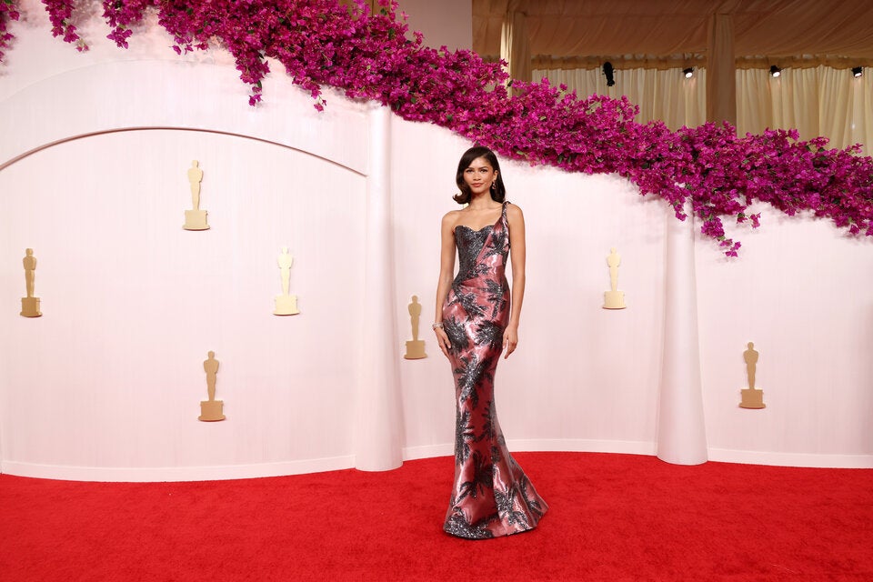 2024 erschien Zendaya in einer Robe von Armani Privé bei den Oscars.