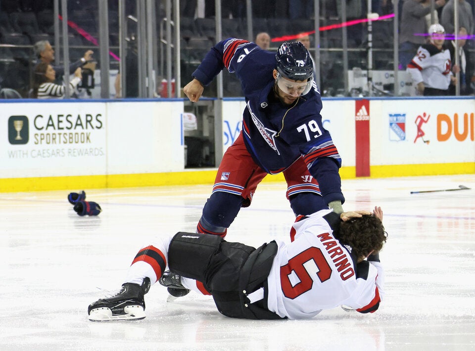Brutale Massenschlägerei nach 2 Sekunden