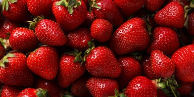 Nicht Zucker! Das sollten Sie stattdessen auf Erdbeeren geben