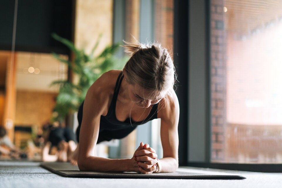 Statt Sit-ups: Diese Übung ist viel effektiver für einen flachen Bauch