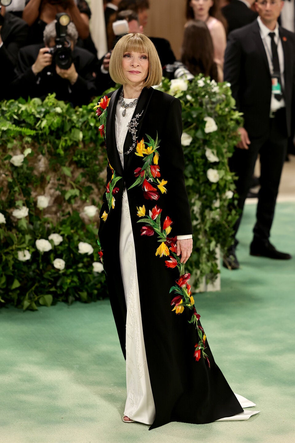 Stets elegant präsentiert sich indes Gastgeberin Anna Wintour – 2024 in Loewe.