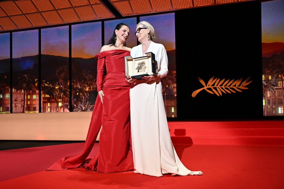 Bei den Filmfestspielen in Cannes 2024 übergab Juliette Binoche die Goldene Ehrenpalme an Meryl Streep 