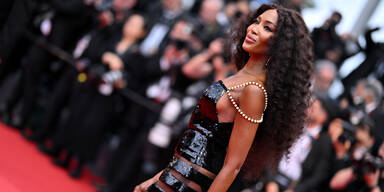 Halbnackt! Naomi Campbell wird in Cannes zum Hingucker