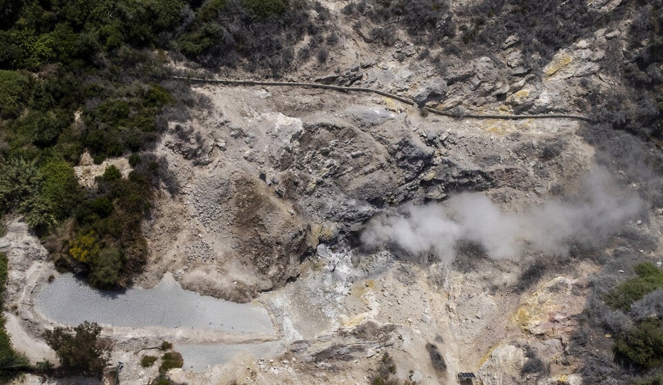 Gas tritt aus der Solfatara – Forscher messen erhöhte Kohlendioxidwerte aus dem Erdinneren. 