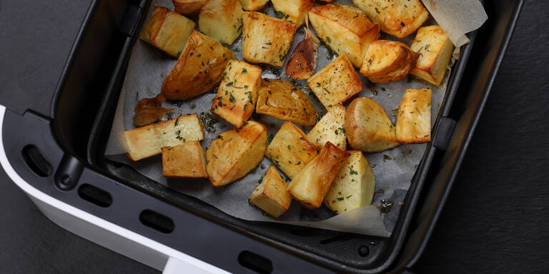 Achtung: Warum Sie auf keinen Fall Backpapier in den Airfryer legen sollten