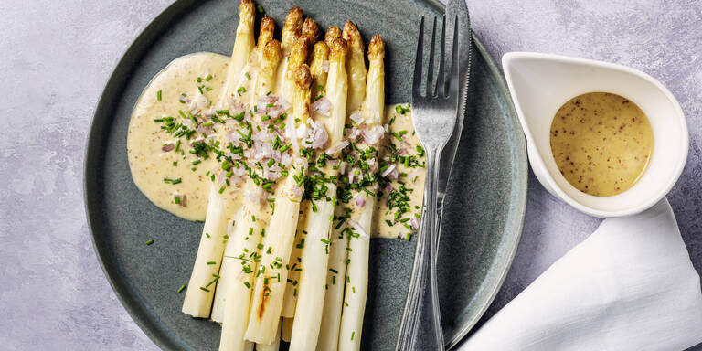 Statt Hollandaise: Diese Saucen passen viel besser zu Spargel