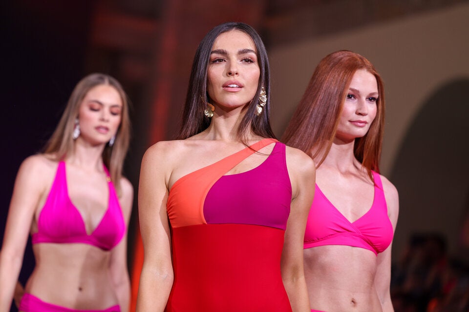 Lili Paul-Roncalli strahlte auch im roten Badeanzug. Toni Garrn lief elegant in Schwarz über den Catwalk