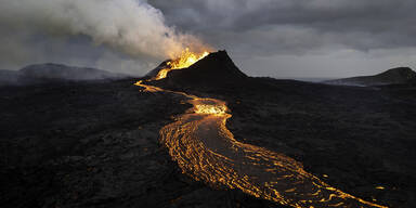 Vulkanausbruch und Erdbeben ersch&uuml;ttern Island