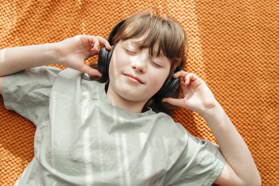 Chemiecocktail im Ohr: VKI-Test findet Schadstoffe in ALLEN getesteten Kopfhörern