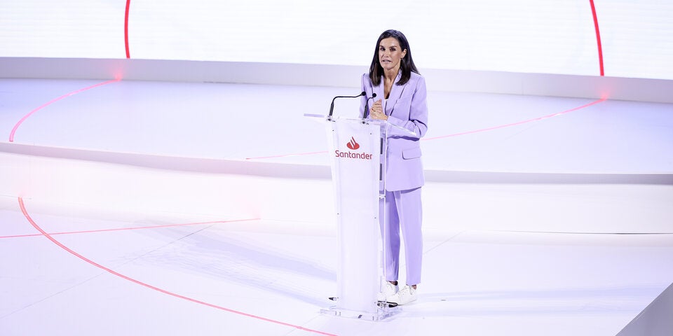 Sportlich-elegant: In Madrid setzt Letizia auf einen Anzug in Flieder mit Sneaker