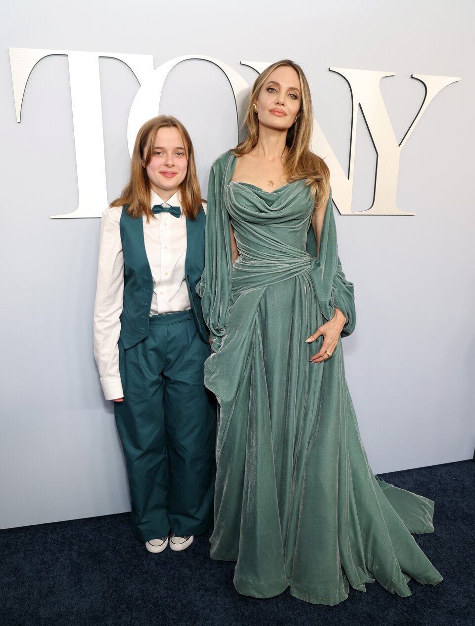 Tony Awards 2024: Angelina Jolie und Tochter Vivienne begeistern im Partnerlook