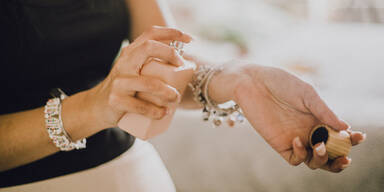 Schlaf-Hack: Warum Sie sich vor dem Schlafengehen mit Parf&uuml;m einspr&uuml;hen sollten