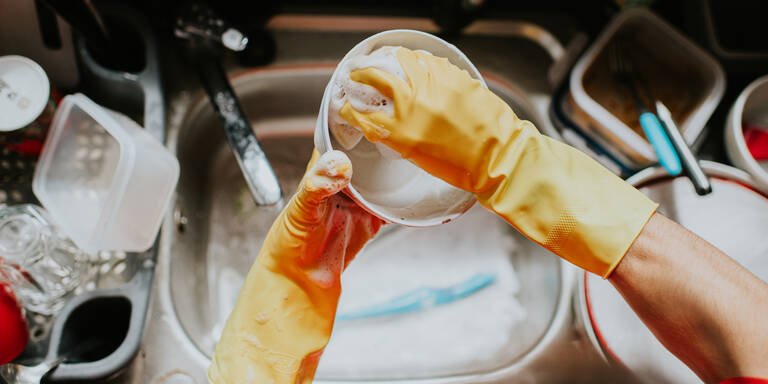 Unsichtbare Gefahr: Warum Sie niemals mit der Hand abwaschen sollten