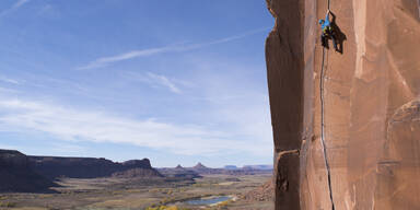 Blick in den Tod: Base-Jumper bleibt stundenlang an Felswand hängen