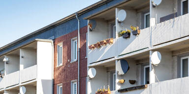 Rätsel um Ursache: 64-Jähriger stürzt von Balkon in den Tod