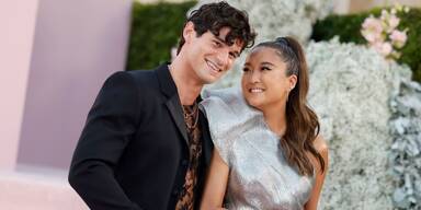 Papst-Wahl störte Drehstart von "Emily in Paris": Schauspielerin stinksauer