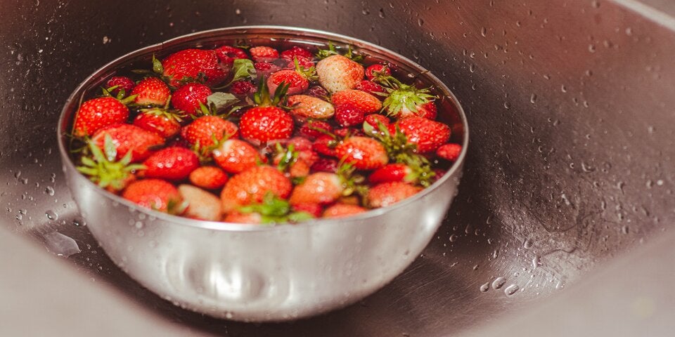 Wenn Sie Erdbeeren so waschen, sehen Sie, ob sich Insekten darin befinden