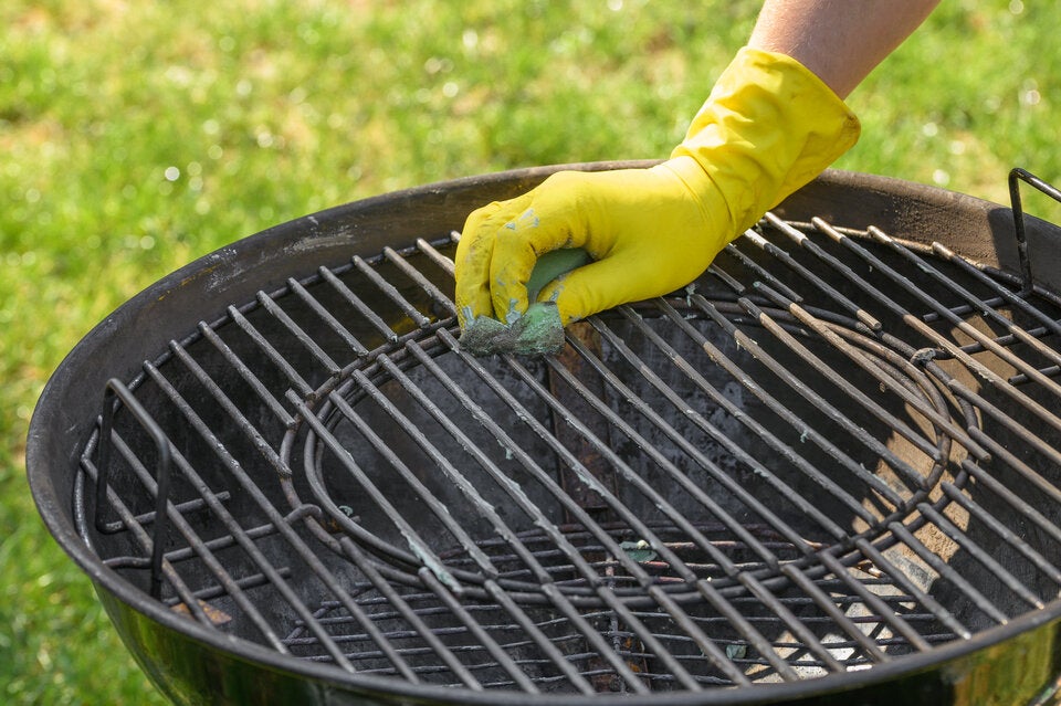 Nie wieder schrubben: So reinigen Sie Ihren Grillrost blitzschnell
