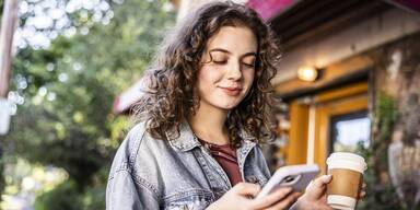 Shopping CH Parship Imagebild Junge Frau mit Smartphone