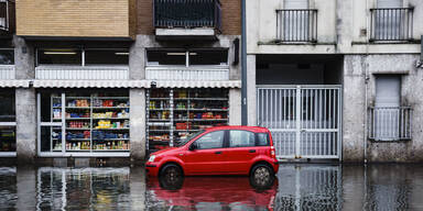 Flut-Drama in Italien: Deutsche Camperin von Wassermassen mitgerissen - Ehemann muss hilflos zusehen