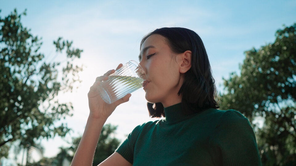Laut Studie: Wer viel trinkt, bleibt wahrscheinlich EHER dünn