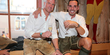 Ralf Schumacher hat seine Beziehung zu dem Franzosen &Eacute;tienne &ouml;ffentlich gemacht und sich als schwul geoutet. Laut Ex Cora betrog er sie w&auml;hrend der Ehe mit M&auml;nnern.&nbsp;&nbsp;