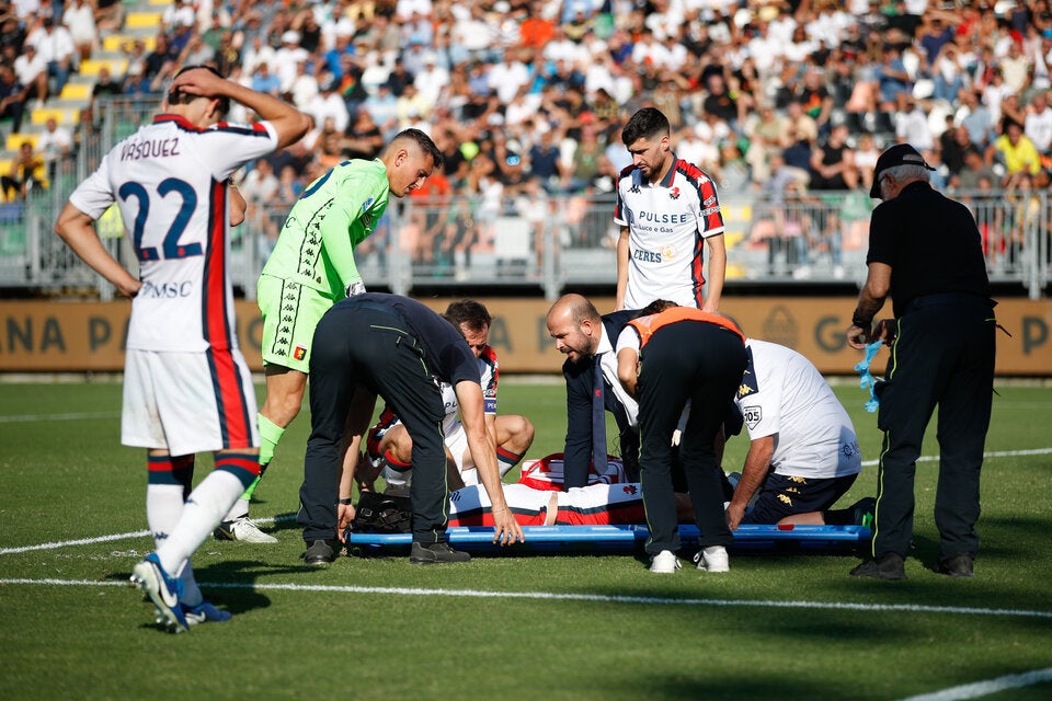Ruslan Malinovskyi musste vom Platz getragen werden. Seine Mitspieler sind geschockt.